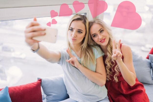 two girls are broadcast in the periscope and get a lot of likes