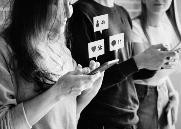 friends-using-smartphones-together-outdoors-1-768×547